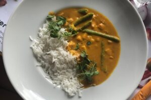Curry cu năut, păstăi verzi și pere.